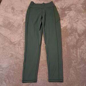 Muscle nation Womens scrunch butt leggings With Pockets Size M.
